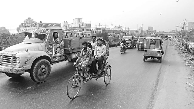 ঢাকা-চট্টগ্রাম মহাসড়কে চলছে রিকশা, অটোরিকশাসহ বিভিন্ন অবৈধ যান। গত রোববার মহাসড়কের সোনারগাঁয়ের মোগরাপাড়া চৌরাস্তা এলাকা থেকে তোলা ছবি l প্রথম আলো