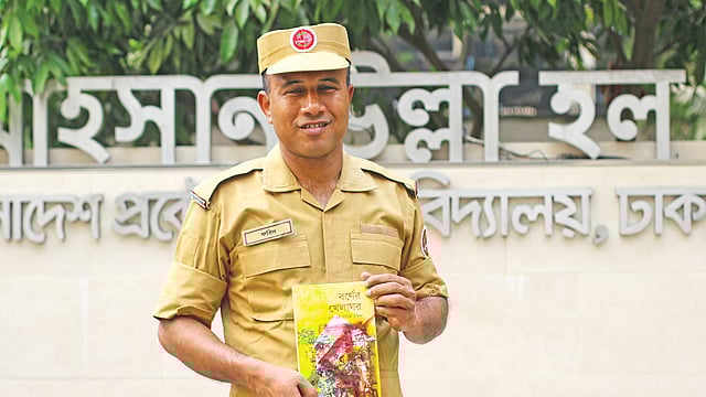 নিজের লেখা বই হাতে ফরিদউদ্দীন