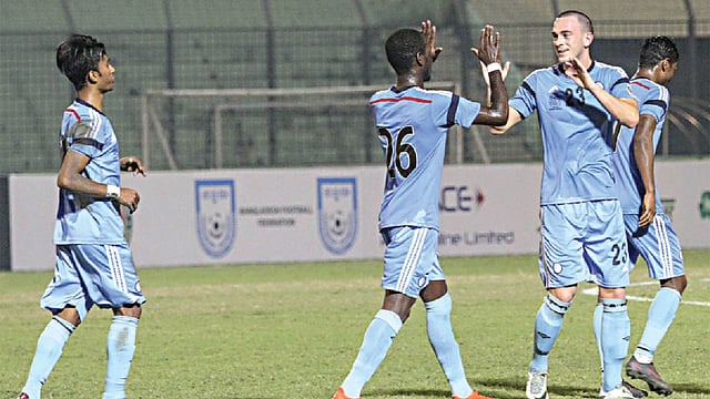 ফ্রি-কিক থেকে আবাহনীকে জয়সূচক গোল এনে দিলেন জোনাথন ডেভিড (ডানে)। পেলেন সতীর্থের অভিনন্দন l প্রথম আলো