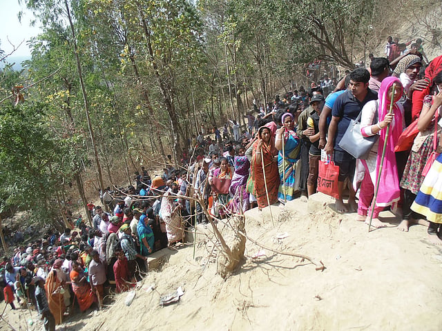 পাহাড়ি সরু পথ ধরে চলছেন পুণ্যার্থীরা। আজ সারা দিন ধরেই ছিল এ ভিড়। ছবি: কৃষ্ণ চন্দ্র দাস