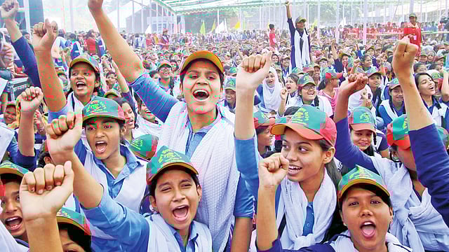 মুক্তির উৎসব : ঢাকা বিশ্ববিদ্যালয়ের শারীরিক শিক্ষা কেন্দ্রীয় খেলার মাঠে গতকাল শিক্ষার্থীদের নিয়ে ‘মুক্তির উৎসব’ আয়োজন করে মুক্তিযুদ্ধ জাদুঘর। অনুষ্ঠানে ‘জয় বাংলা’ স্লোগানে মুখরিত শিক্ষার্থীরা l প্রথম আলো