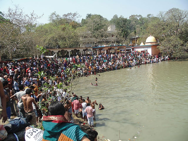চলছে ব্যাস কুণ্ডে পুণ্যার্থীদের স্নান। ছবি: কৃষ্ণ চন্দ্র দাস