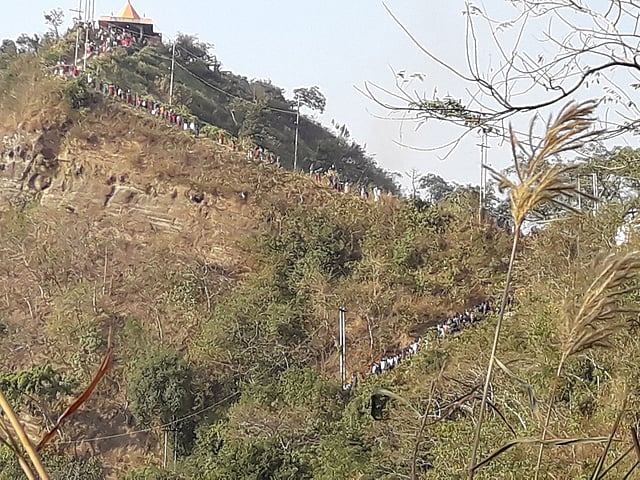 পাহাড়ের বুকে সার বেঁধে চন্দ্রনাথ মন্দিরের দিকে এগিয়ে যাচ্ছে পুণ্যার্থীরা। আজ সকালে তোলা ছবি। ছবি কৃষ্ণ চন্দ্র দাস
