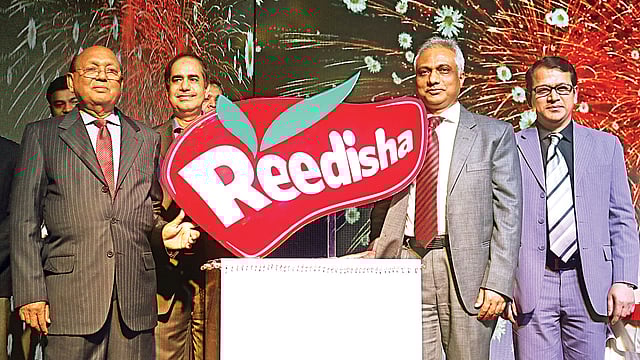 রাজধানীর র্যাডিসন ব্লু ওয়াটার গার্ডেন হোটেলে গতকাল কোহিনুর কেমিক্যালের নতুন ফুড অ্যান্ড বেভারেজ ব্র্যান্ড রিদিশার উদ্বোধন অনুষ্ঠানে বাণিজ্যমন্ত্রী তোফায়েল আহমেদসহ (বাঁ থেকে প্রথম) অন্যরা l ছবি: প্রথম আলো