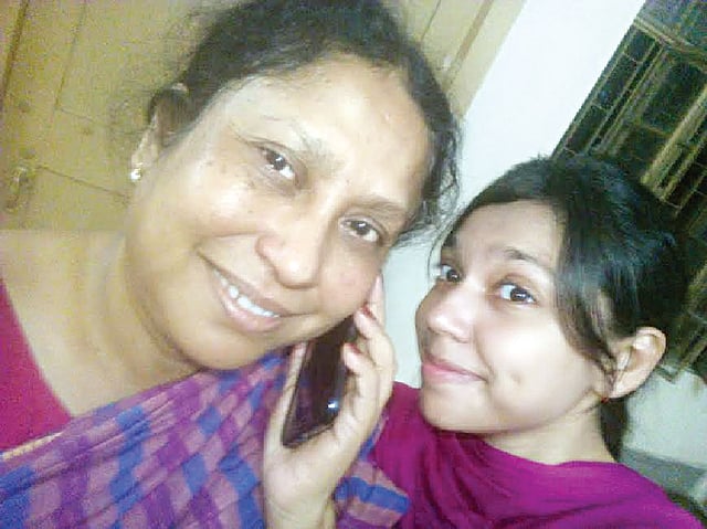 মায়ের সঙ্গে সেলফিতে সাদিয়া