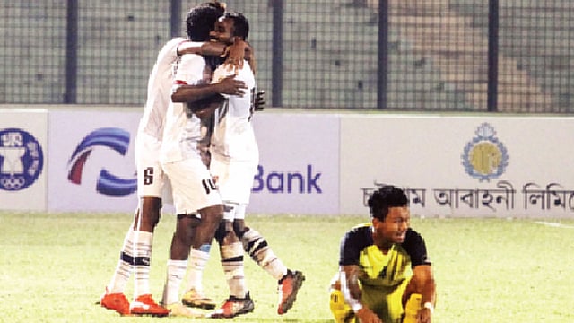 গোল করেই উদ্যাপনের ভিড়ে হারিয়ে গেলেন টিসি স্পোর্টসের নাফিউ। মানাং মার্সিয়াংদির ডিফেন্ডার কমল শ্রেষ্ঠর (সামনে বসা) চোখেমুখে তখন রাজ্যের হতাশা l প্রথম আলো