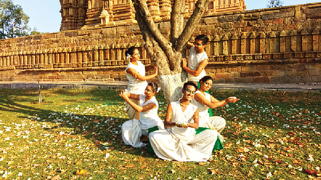 নৃত্য উৎসবের নেপথ্যের ঐতিহাসিক মন্দিরের সামনে ‘আয় আমাদের অঙ্গনে’ নৃত্যনাট্যের পোশাকে সাধনার শিল্পীরা। ছবি: প্রথম আলো