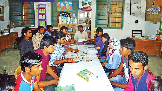 চলছে কথন সাংস্কৃতিক সংসদের কর্মীদের আলোচনা