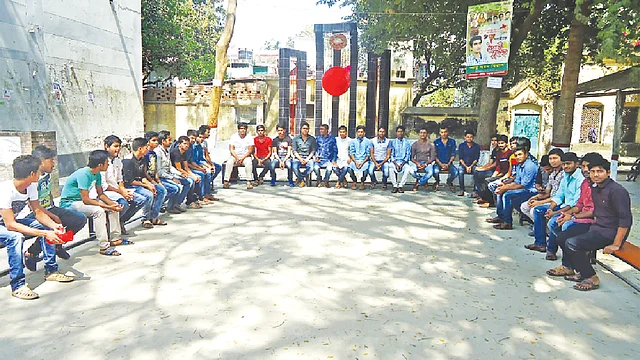 কলেজের শহীদ মিনারের সামনে শিক্ষার্থীরা