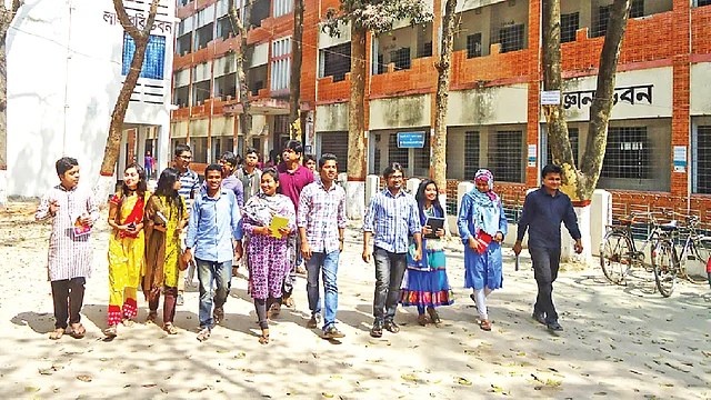 ক্যাম্পাসের জায়গাস্বল্পতা নিয়ে আফসোস আছে শিক্ষার্থীদের। তবু ঝিনাইদহ সরকারি কেসি কলেজ তাঁদের প্রাণের শিক্ষাপ্রতিষ্ঠান। ছবি: স্বপ্ন নিয়ে