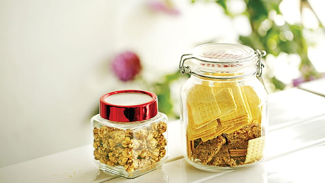 কাচের বয়ামে রাখা হয়েছে শুকনা খাবার। ছবি: নকশা