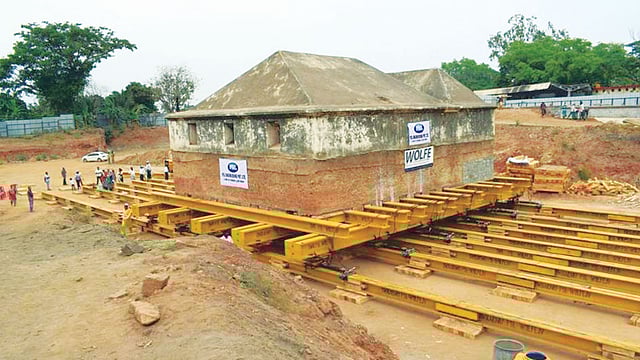 সরিয়ে নেওয়া হচ্ছে টিপুর অস্ত্রাগারটি