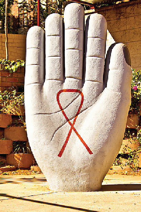 হাসপাতালের আঙিনায় হোয়াইট সিমেন্ট দিয়ে তৈরি বিশাল একটি পাঁচ আঙুলঅলা হাতের ভাস্কর্য