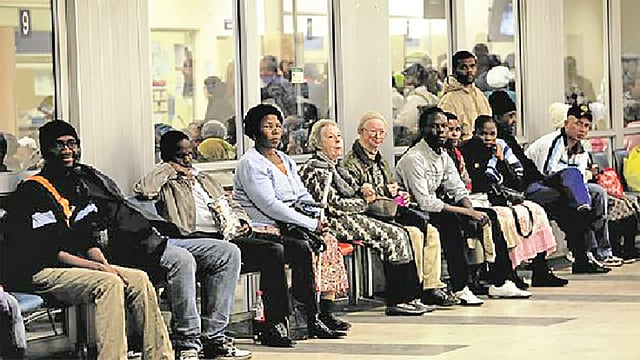 হাসপাতালের করিডরে অপেক্ষমাণ রোগী