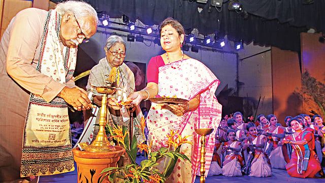 কেন্দ্রীয় গণগ্রন্থাগার চত্বরে গতকাল প্রদীপ প্রজ্বালন করে ৩৬তম জাতীয় রবীন্দ্রসংগীত সম্মেলনের উদ্বোধন করেন চিত্রশিল্পী রফিকুন নবী। পাশে জাতীয় রবীন্দ্রসংগীত সম্মিলন পরিষদের সভাপতি সন্জীদা খাতুন ও সাধারণ সম্পাদক লাইসা আহমদ লিসা l প্রথম আলো