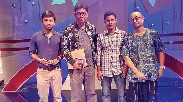 পাখি নিয়ে একটি টিভি অনুষ্ঠানে অভিনেতা আফজাল হোসেনের সঙ্গে মামুন