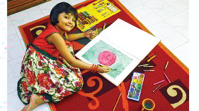 রং-তুলির ছোঁয়ায় ডানা মেলুক মনের ভাবনাগুলো। মডেল: আনা, ছবি: নকশা