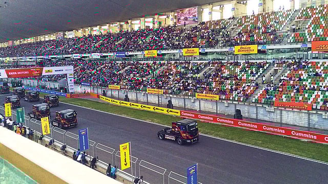 চলছে ট্রাক রেস