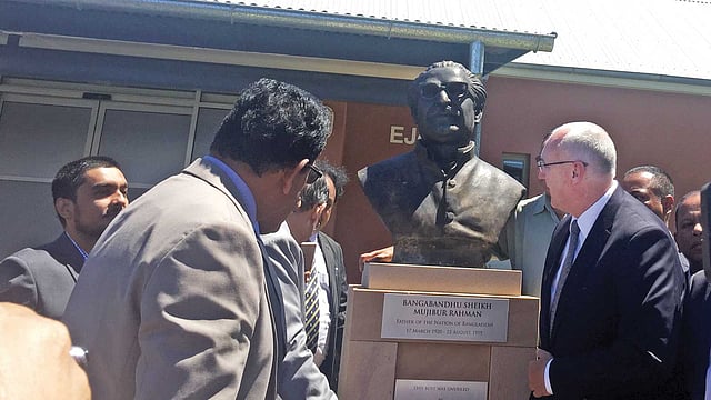 উন্মোচন করা হচ্ছে বঙ্গবন্ধু শেখ মুজিবুর রহমানের ভাস্কর্য। ছবি: সংগৃহীত