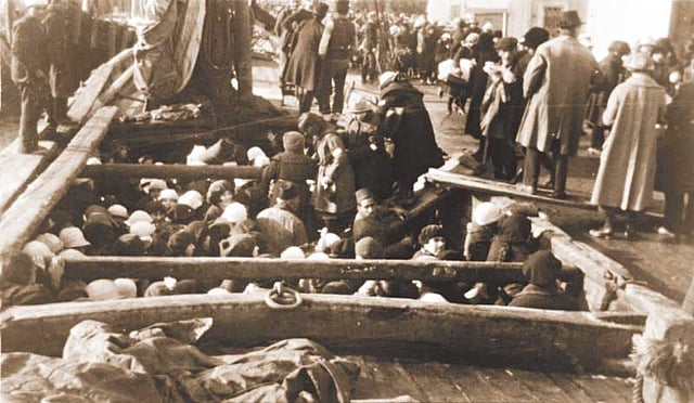 গণহত্যা শুরু হলে দেশ ছেড়ে অনেকে চলে যান গ্রিসে