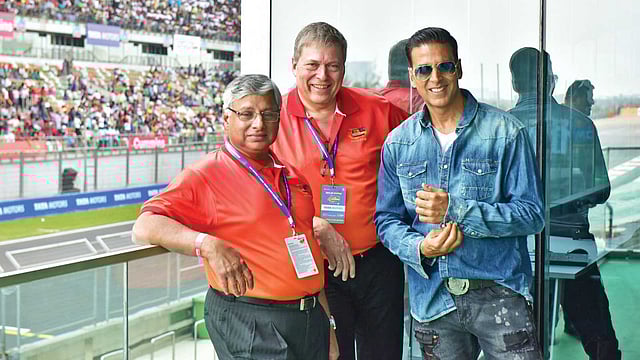 টাটা মোটরসের শুভেচ্ছাদূত অভিনেতা অক্ষয় কুমার যখন মঞ্চে