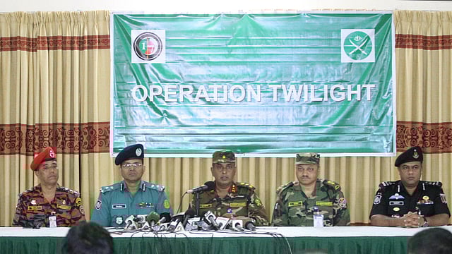 সিলেটের শিববাড়ি এলাকায় জঙ্গি আস্তানা আতিয়া মহলে অভিযানের আনুষ্ঠানিক সমাপ্তি ঘোষণার কথা জানান সেনা গোয়েন্দা পরিদপ্তরের ব্রিগেডিয়ার জেনারেল ফখরুল আহসান। সিলেটের জালালাবাদ সেনানিবাসে এক সংবাদ সম্মেলনে আজ মঙ্গলবার রাতে এ ঘোষণা দেওয়া হয়। ছবি: আনিস মাহমুদ