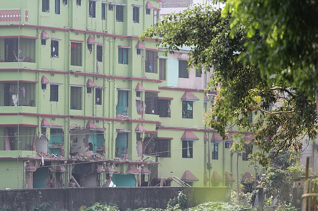 সিলেটের শিববাড়ি এলাকায় জঙ্গি আস্তানা আতিয়া মহলে অভিযান শেষ হয় মঙ্গলবার। টানা চার দিনের অভিযানে আতিয়া মহল বাড়িটি রূপ এখন এমন। বোমা-গ্রেনেড ও গুলিতে এমন রূপ নিয়েছে আতিয়া মহল। ছবি: আনিস মাহমুদ