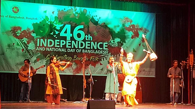 চিত্র প্রদর্শনী দেখছেন অতিথিরা