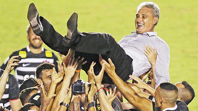 ছবিটা তিনি করিন্থিয়ানসে থাকার সময়ের। তবে তিতেকে নিয়ে এমন উদ্যাপন চাইলে ব্রাজিলও করতে পারে l রয়টার্স