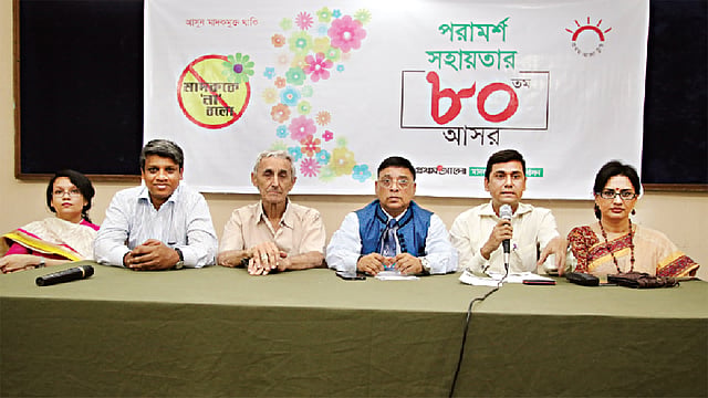 প্রথম আলো ট্রাস্ট আয়োজিত মাদকবিরোধী পরামর্শ সভায় (বঁা থেকে) িসফাত ই সাইদ, আহমেদ হেলাল, ব্রাদার রোনাল্ড ড্রাহোজাল, মোহিত কামাল, মো. জোবায়ের মিয়া ও মেখলা সরকার l ছবি: সাবিনা ইয়াসমিন