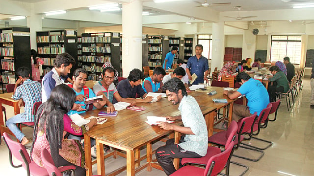 ক্লাসের ফাঁকে শিক্ষার্থীদের সময় কাটে পাঠাগারে