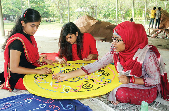 চলছে পয়লা বৈশাখের মঙ্গল শোভাযাত্রার প্রস্তুতি