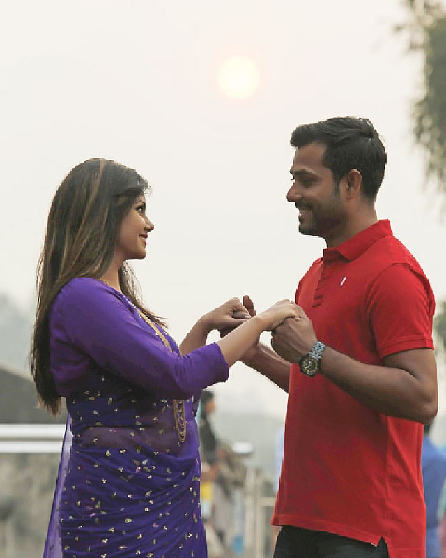 সুখী দাম্পত্য বোঝানোর জন্য ফেসবুকে ছবি দেওয়ার দরকার পড়ে না। ছবি: অধুনা