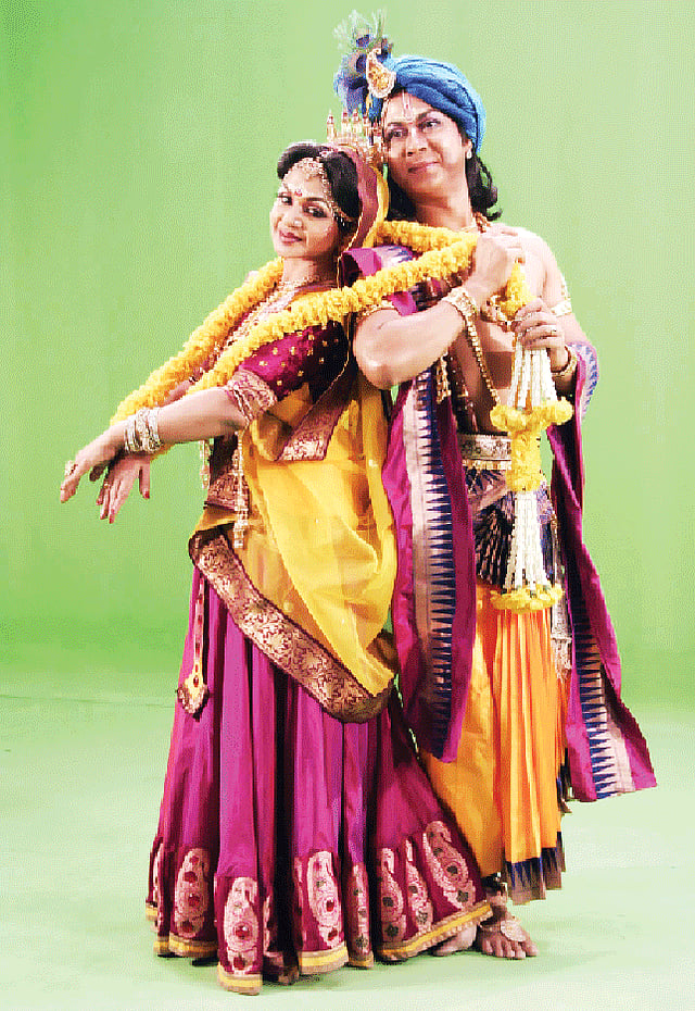 নাচের ভঙ্গিতে শামীম আরা নিপা ও িশবলী মহম্মদ