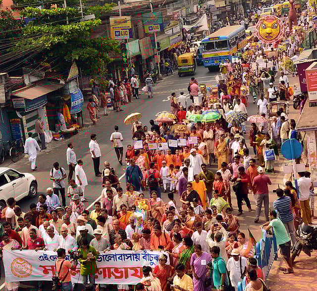 বাংলা নববর্ষে ঢাকার আদলে কলকাতায় প্রথমবারের মতো বের হয় মঙ্গল শোভাযাত্রা। ছবি: ভাস্কর মুখার্জি