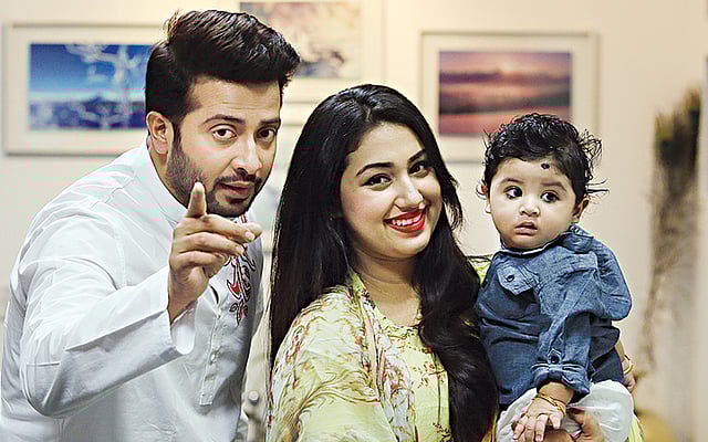 মা অপুর কোলে আব্রাম, চোখ তার অন্যদিকে। ‘তাকাও, তাকাও বাবা, এই দিকে...’, ছেলেকে বলছেন শাকিব। ক্যামেরায় ছবি তুলতে হবে তো! l ছবি: আশরাফুল আলম