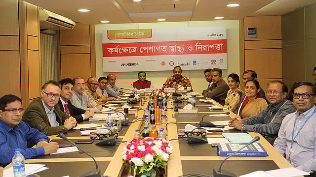 আজ রোববার বিকেলে কারওয়ান বাজারে প্রথম আলো কার্যালয়ে ‘কর্মক্ষেত্রে পেশাগত স্বাস্থ্য নিরাপত্তা’ শীর্ষক গোলটেবিল বৈঠকে বক্তারা। ছবি: হাসান রাজা