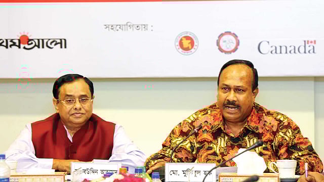 গোলটেবিল বৈঠকে গতকাল বক্তব্য দেন শ্রম ও কর্মসংস্থান মন্ত্রণালয়ের প্রতিমন্ত্রী মো. মুজিবুল হক (ডানে)। পাশে এনভয় গ্রুপের চেয়ারম্যান কুতুবউদ্দিন আহমেদ l ছবি: প্রথম আলো