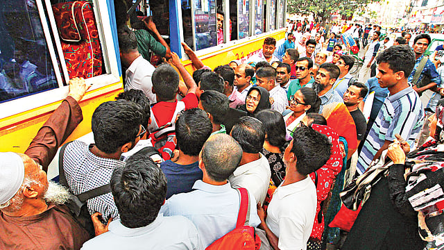 ভ্রাম্যমাণ আদালতের অভিযান এড়াতে গত সোমবার রাজধানীতে বাস চলাচল কম ছিল। এতে দুর্ভোগে পড়ে যাত্রীরা। ছবিটি ফার্মগেট এলাকার l প্রথম আলো