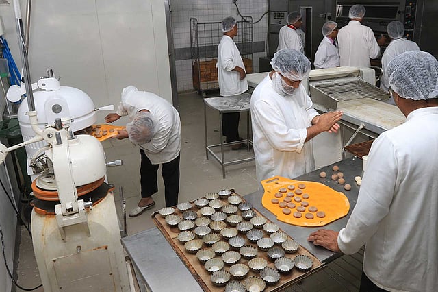 এ ধরনের প্রায় ১০০ পদের খাবার রান্না করা হয় হজরত শাহজালাল বিমানবন্দর এলাকার এই সেন্টারে। ছবি: প্রথম আলো