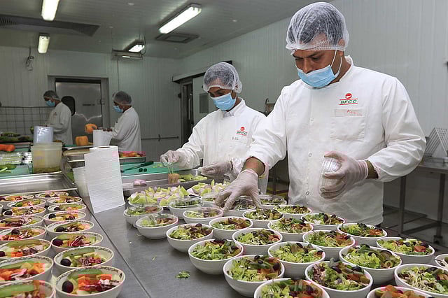 এ ধরনের প্রায় ১০০ পদের খাবার রান্না করা হয় হজরত শাহজালাল বিমানবন্দর এলাকার এই সেন্টারে। ছবি: প্রথম আলো