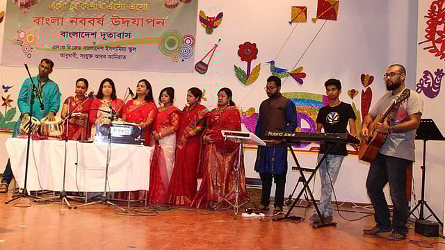 মঞ্চে শিল্পীরা