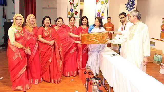 অনুষ্ঠানে মহিলা সমিতিকে পুরস্কার দিচ্ছেন মোহাম্মদ ইমরান