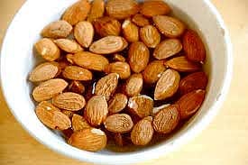 সকালে খেতে পারেন ভেজানো কাঠবাদাম