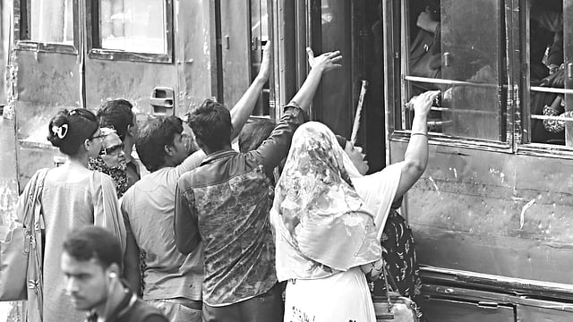 কর্মজীবী নারীদের কর্মস্থলে যাতায়াতের সময় গণপরিবহনে অত্যাচার সইতে হয় নিঃশব্দে