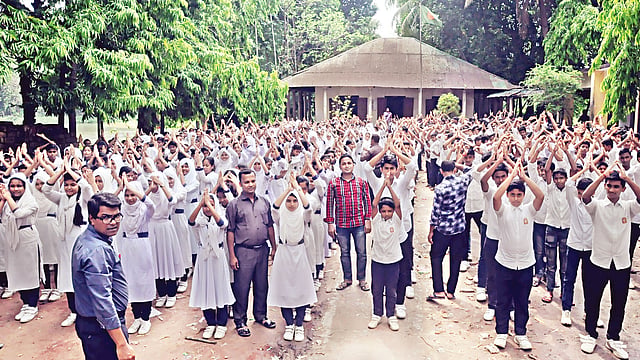 বোয়ালখালীর কধুরখীল উচ্চবিদ্যালয়ের আঙিনায় চলছে প্রাত্যহিক সমাবেশ। ছবিটি গত রোববার সকাল ১০টায় তোলা l প্রথম আলো