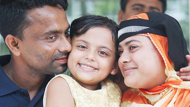 মা-বাবার সঙ্গে সুমাইয়া। ছবি: সাজিদ হোসেন