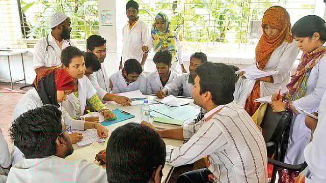 পাঠগ্রহণের পাশাপাশি গবেষণায়ও এগিয়ে আছেন এই বিশ্ববিদ্যালয়ের শিক্ষার্থীরা। ছবি: সৌরভ দাস