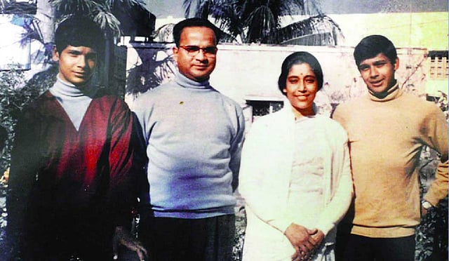 বাঁ দিক থেকে ছোট ছেলে জামী, স্বামী শরীফ ইমাম, জাহানারা ইমাম ও বড় ছেলে রুমী