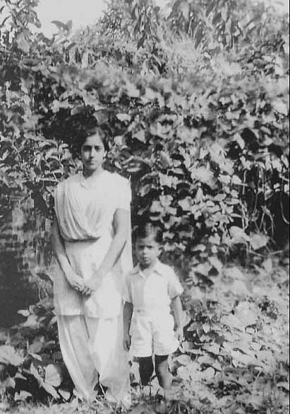 ছোট ভাই সৈয়দ মোস্তফা কামালের সঙ্গে